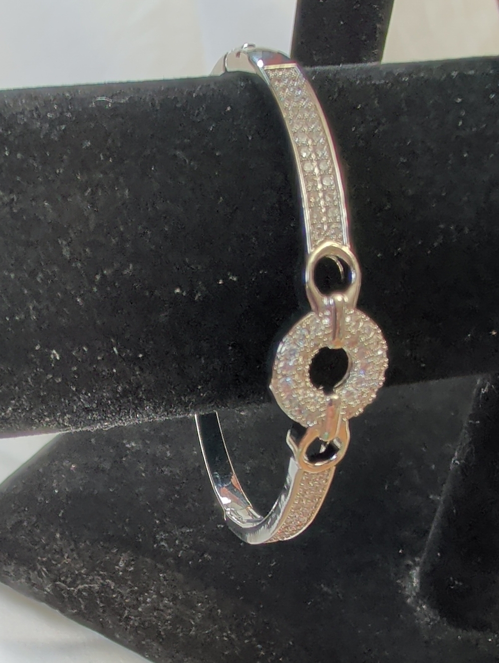 NWOT (400) White Gold Plated Hinged Bangle Bracelet